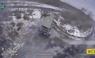 Ukrainasit publikojnë pamjet, kur me dronin kamikaz hedhin në erë sistemin raketor rus që shkrepte raketa