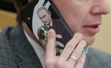 Zyrtarëve rusë u është thënë se duhet të 'hedhin' iPhone-ët e tyre