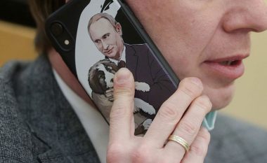 Zyrtarëve rusë u është thënë se duhet të 'hedhin' iPhone-ët e tyre