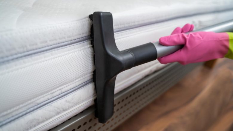Tri metoda për pastrimin e thellë të dyshekut – një burim i fshehur papastërtie në shtëpi