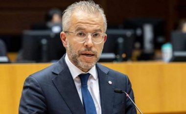 Eurodeputeti holandez për takimin e 27 shkurtit në Bruksel: Karota dështoi, nxirrni shkopinjtë ndaj Serbisë