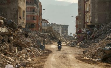 Autoritetet turke kanë arrestuar 218 persona në lidhje me ndërtesat e shembura nga tërmeti