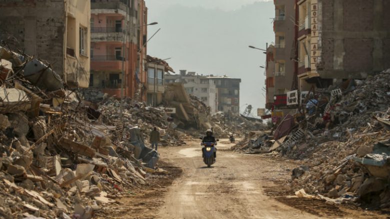 Autoritetet turke kanë arrestuar 218 persona në lidhje me ndërtesat e shembura nga tërmeti