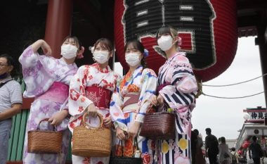 Japonia heq rregulloren për bartjen e detyrueshme të maskave, qytetarët vazhdojnë t’i mbajnë pavarësisht kësaj