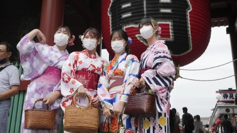Japonia heq rregulloren për bartjen e detyrueshme të maskave, qytetarët vazhdojnë t’i mbajnë pavarësisht kësaj