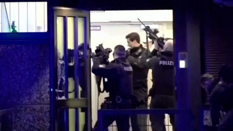 Personi i armatosur “vrau veten”, zbulohet identiteti i tij – një fëmijë i palindur në mesin e shtatë viktimave nga të shtënat në Hamburg të Gjermanisë