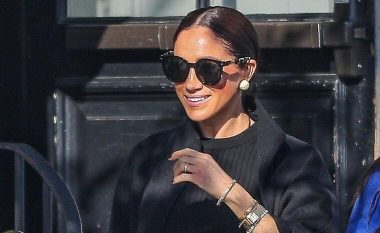 Çanta Chanel, pantallona a la Audrey Hepburn, syze vamp: Meghan Markle është personifikim i një ikone mode