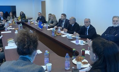 Drejtori i Doganës takon bizneset prodhuese, flasin për ndryshimin e politikave fiskale