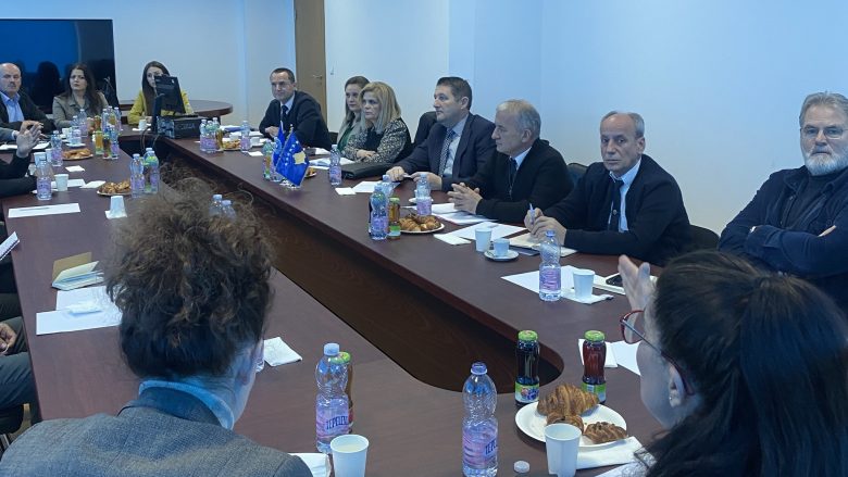 Drejtori i Doganës takon bizneset prodhuese, flasin për ndryshimin e politikave fiskale