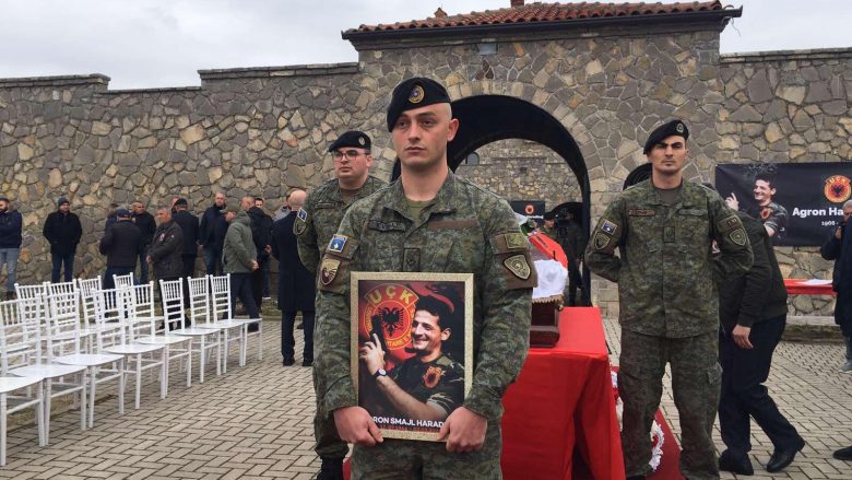 Me nderime të larta varroset ish-eprori i UÇK-së, Agron Haradinaj