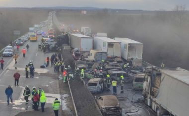 Aksident zinxhiror, përfshihen 42 automjete në një autostradë të Hungarisë