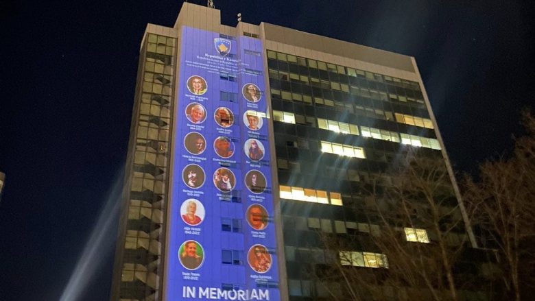 Ndërtesa e Qeverisë ndriçohet me fotot e grave që thyen barrierat dhe ndërtuan historinë e vendit në Ditën Ndërkombëtare të Gruas