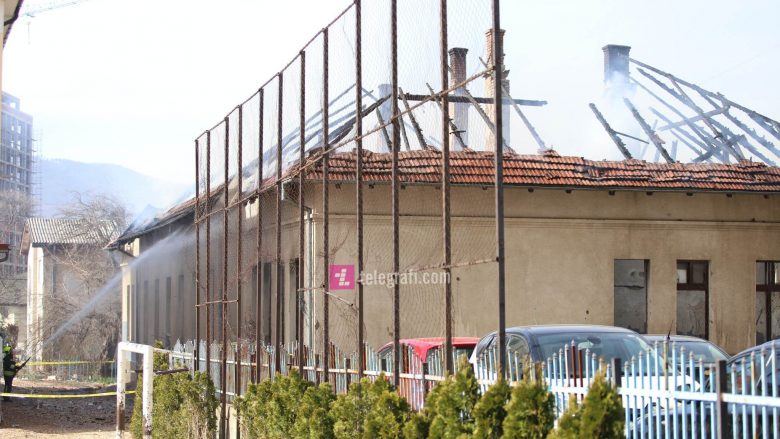 Pamje nga djegia e ish-gjimnazit “Ismail Qemali” në Ferizaj