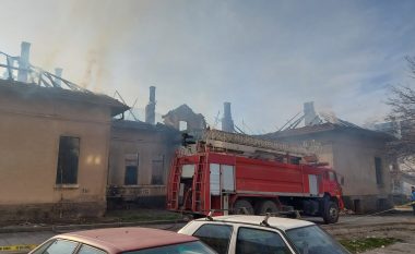 Përfshihet nga zjarri objekti i një shkolle jofunksionale në Ferizaj