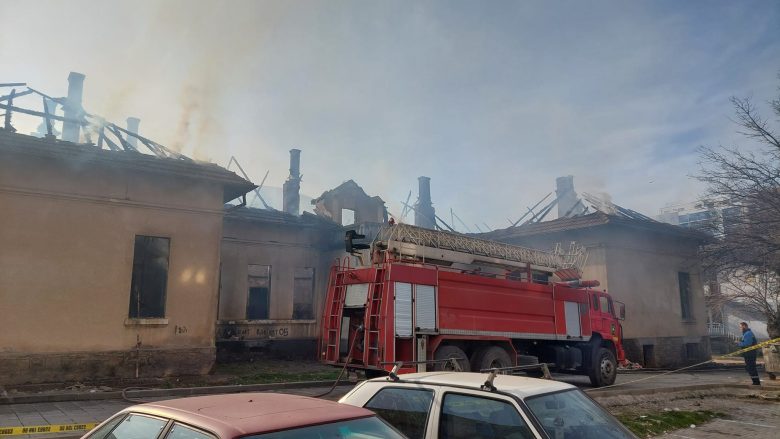 Përfshihet nga zjarri objekti i një shkolle jofunksionale në Ferizaj