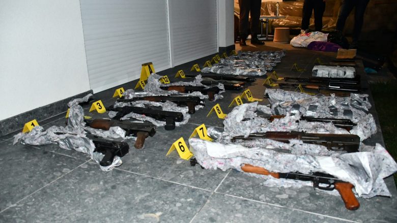 Policia dhe Prokuroria me aksion në Mitrovicë e Prishtinë për trafikim me armë – arrestohen pesë persona