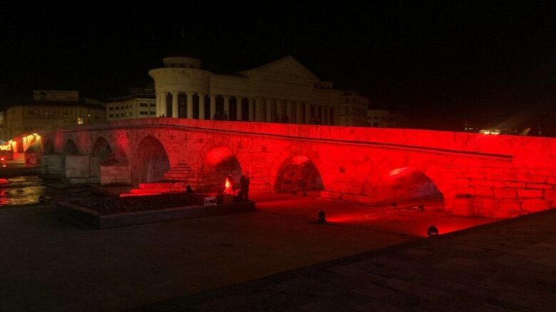 Shkupi solidarizohet me të sëmurët me tuberkulozë, ura e Gurit ndriçohet me të kuqe