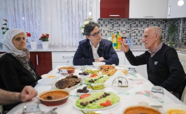 Pendarovski për iftar te familja Mamuti: Të gjithë myslimanëve ju uroj agjërim të lehtë