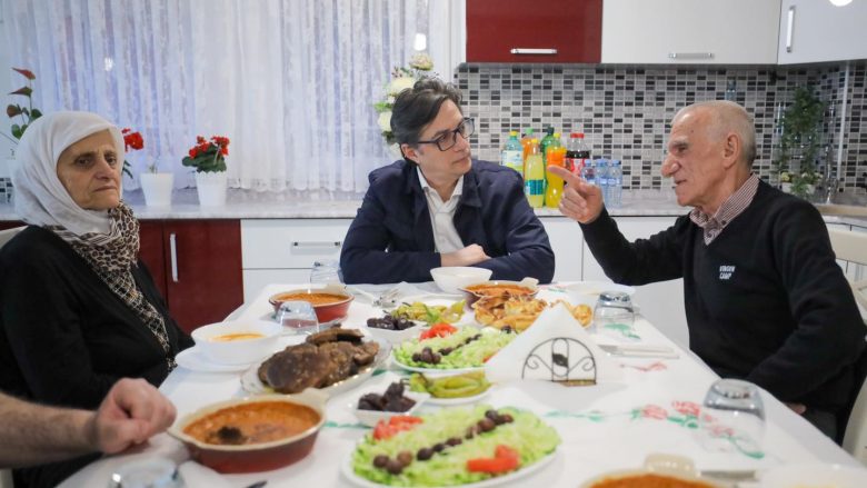 Pendarovski për iftar te familja Mamuti: Të gjithë myslimanëve ju uroj agjërim të lehtë