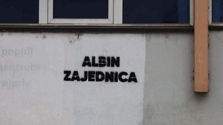 Vendosen mbishkrime “Albin Zajednica” në objektin e gjykatës në Mitrovicë