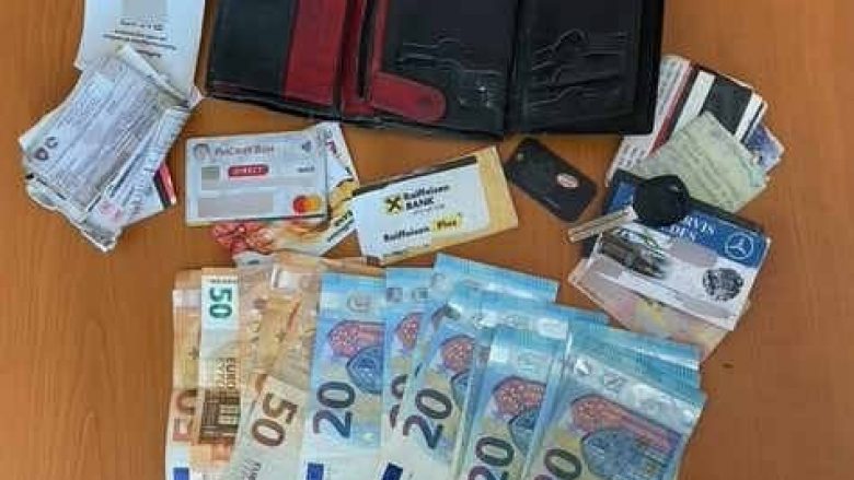 Kllokot, qytetari gjeti portofolin me 470 euro – e dorëzoi në polici