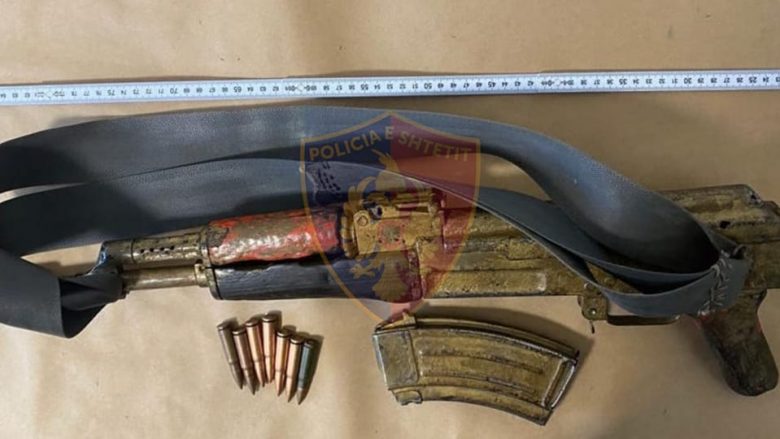 Kapet me armë automatike dhe municione, arrestohet një person në Tropojë