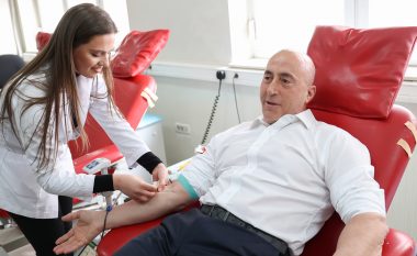 ​Haradinaj dhuron gjak në kujtim të dëshmorëve dhe të rënëve për liri