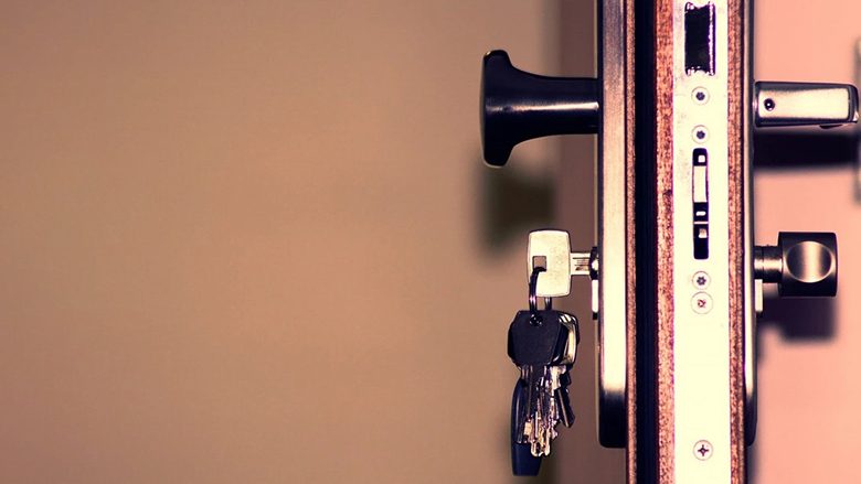 Asnjëherë mos e lini çelësin në bravë në pjesën e brendshme të derës, kjo nuk do t’i pengojë hajdutët – përkundrazi