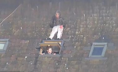 Bëhet virale fotografia e shqiptarit në Londër, i cili u fsheh në çati, pak centimetra mbi kokën e policit