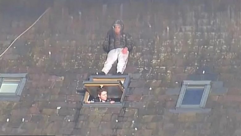 Bëhet virale fotografia e shqiptarit në Londër, i cili u fsheh në çati, pak centimetra mbi kokën e policit