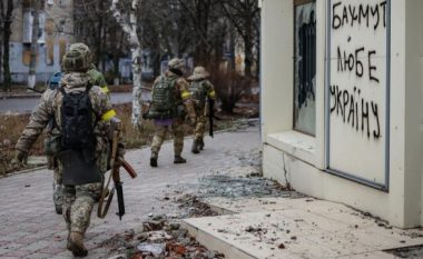 Beteja për Bahmutin vazhdon, teksa BE-ja diskuton për municionet për Ukrainën