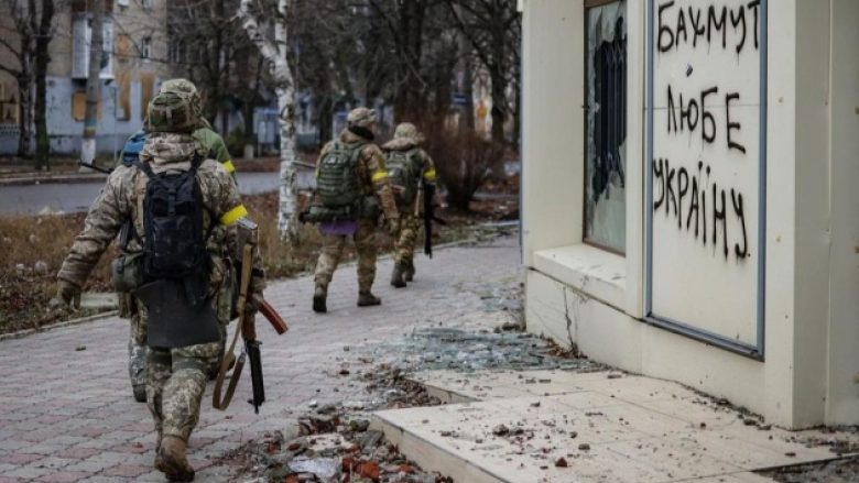 Beteja për Bahmutin vazhdon, teksa BE-ja diskuton për municionet për Ukrainën