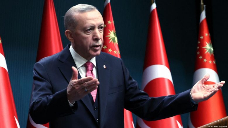 Erdogan: Kemi arrestuar 302 të dyshuar në lidhje me tërmetet në Turqi