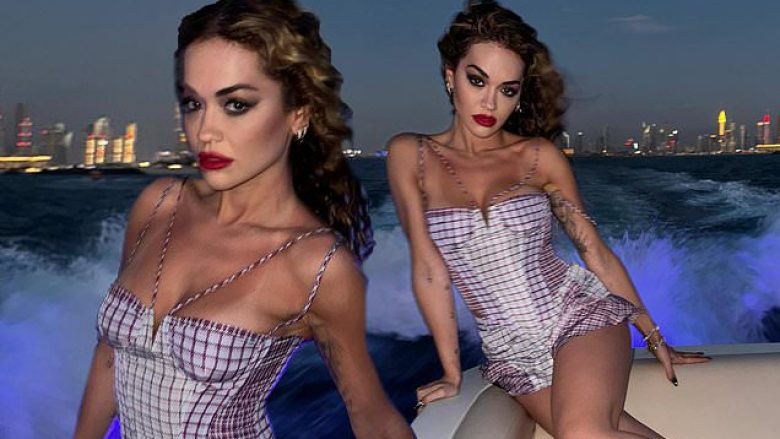 Rita Ora shkëlqen në imazhet e reja, ndërsa pozon në një jaht nga Dubai