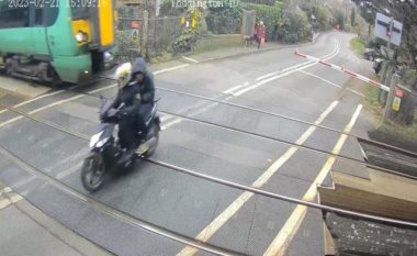 Pamje dramatike, shoferi që ngiste motoçikletën me një pasagjer i shpëtoi ‘për një fije floku’ goditjes nga treni
