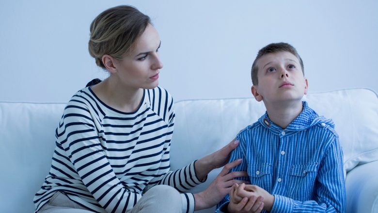 Pse fëmija nuk flet pavarësisht trajtimeve të logopedit? Prindërit bëjnë një gabim kyç në të ushqyerit që çon në probleme