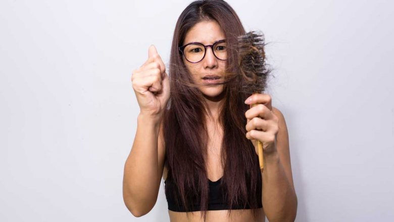 Nëse flokët po ju bien shumë, problemi mund të jetë në ushqimin tuaj: Duhet ta shmangni këtë lloj ushqimi