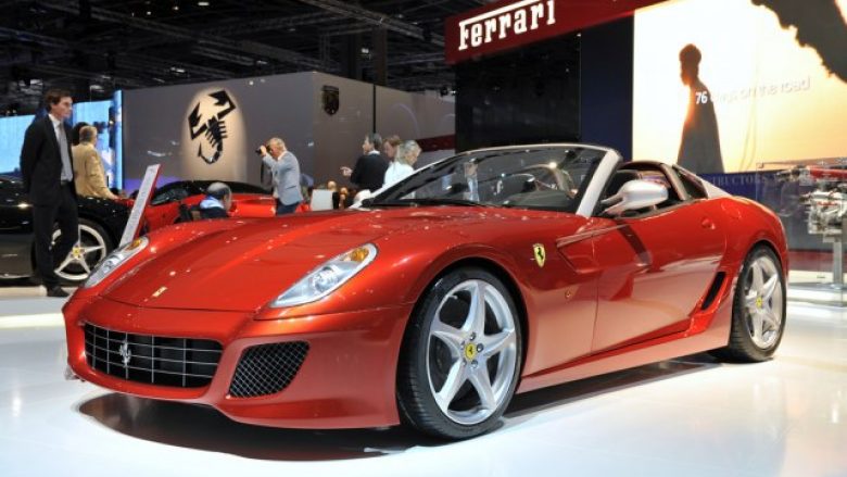 Paguan 10 mijë dollarë për të zëvendësuar butonat brenda Ferrarit