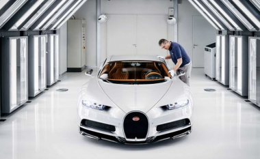 Nuk do ta besoni se sa kohë harxhon Bugatti për lyerjen e veturave të saj