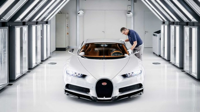 Nuk do ta besoni se sa kohë harxhon Bugatti për lyerjen e veturave të saj