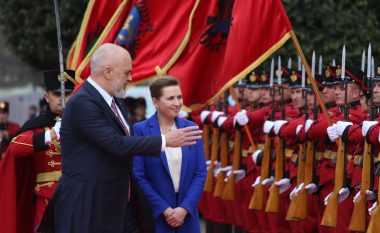 Kryeministrja e Danimarkës pritet me ceremoni zyrtare në Tiranë