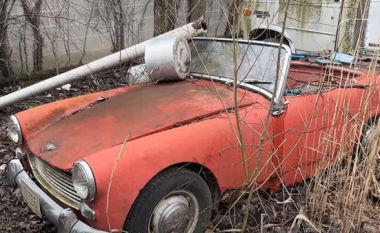 Një veturë e braktisur “Austin Healey Sprite” futet në lavazh për herë të parë në më shumë se 31 vjet