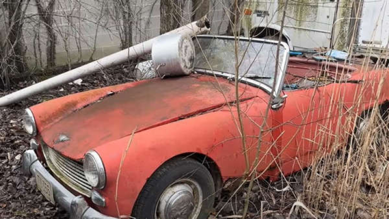 Një veturë e braktisur “Austin Healey Sprite” futet në lavazh për herë të parë në më shumë se 31 vjet