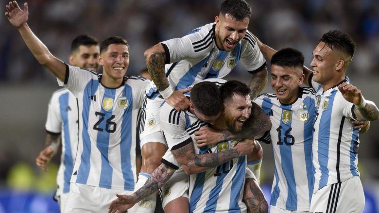 Argjentina feston triumfin në Botëror me një atmosferë të jashtëzakonshme, Messi shënon nga gjuajtja e lirë në fitoren ndaj Panamasë