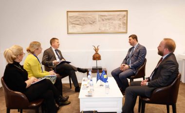 Shefi i zyrës së BE-së takohet me zyrtarë të PDK-së, flasin për mbështetjen e opozitës për implementimin e marrëveshjes