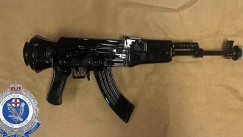 Policia australiane arrestoi burrin që menduan se ishte i pajisur me AK-47, por në fakt doli se ishte krejt diçka tjetër