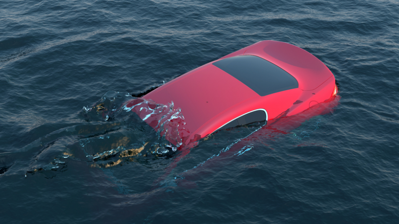 Gjërat që duhet të bëni për të shpëtuar nëse rrezikoni të fundoseni në ujë me automjetin tuaj