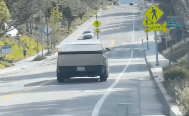 Prototipi i Tesla Cybertruck shihet duke u testuar për drejtimin e timonit