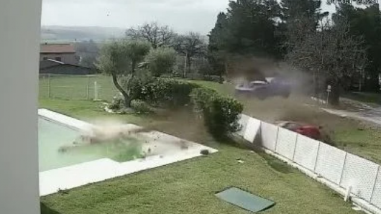 Momenti kur dy makina Ferrari përplasen njëri pas tjetrit në një vilë Itali