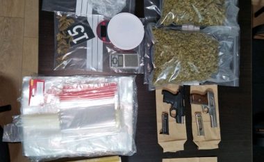Një person arrestohet për posedim të narkotikëve dhe armëve në Prizren